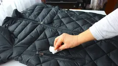 Cosa fare con polsini unti, colletto ingrigito e piumino appiccicato: metodi casalinghi collaudati